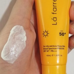 کرم ضد آفتاب و ضد لک بی رنگ مخصوص پوست های چرب و مستعد آکنه SPF 50 لافارر